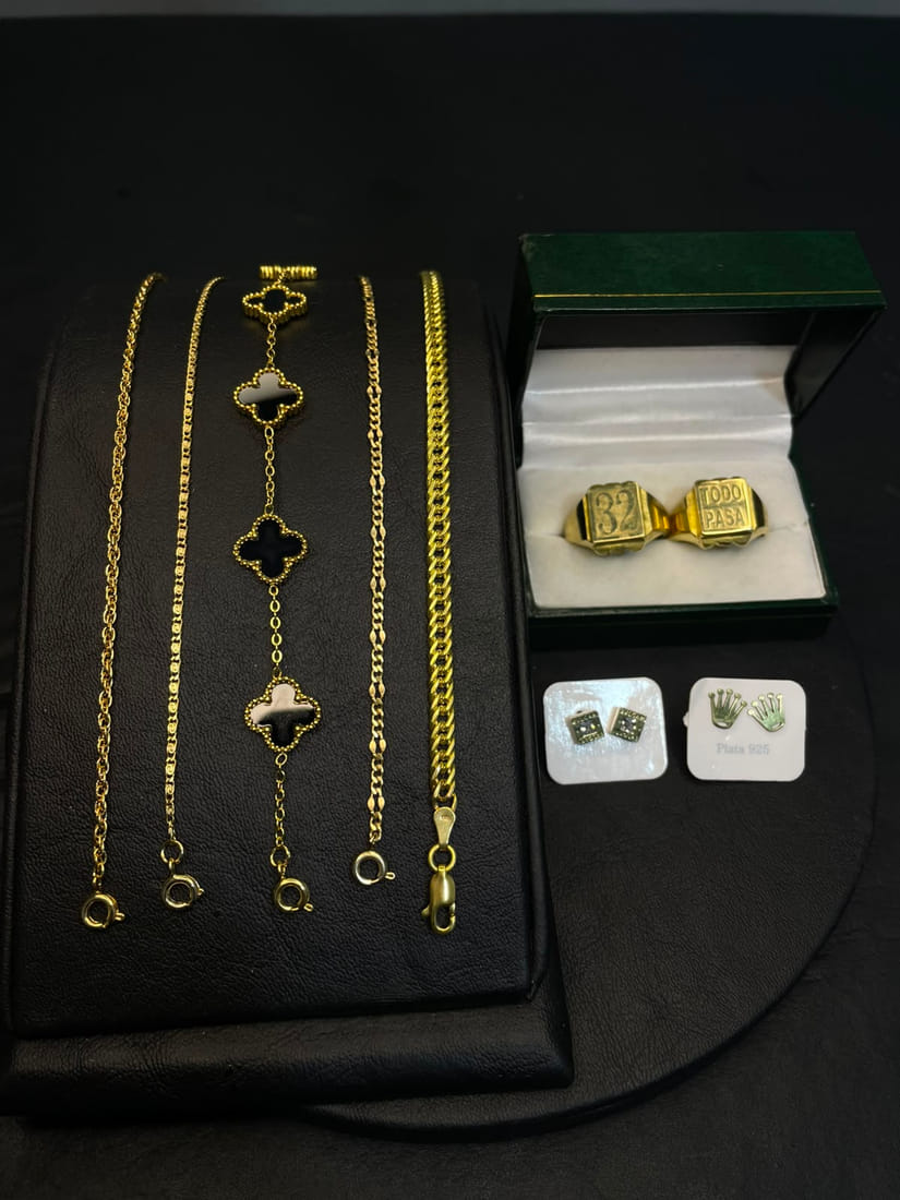 Pulseras, aros y anillos en su estuche