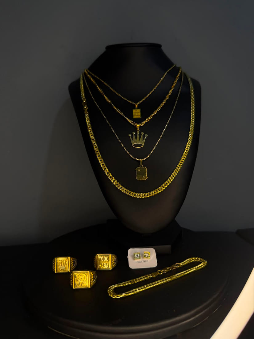 Cadenas en capas con anillos y pulsera