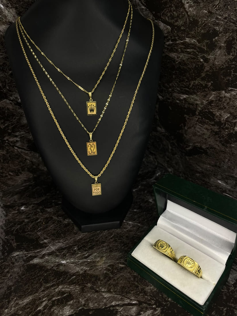 Tres cadenas de distinto largo con placas y estuche de anillos