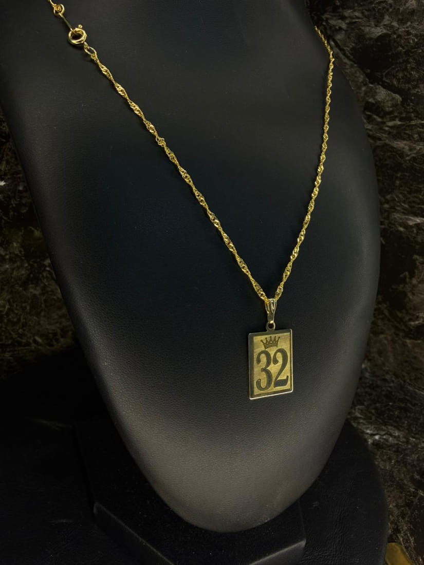 Dije placa con el número 32