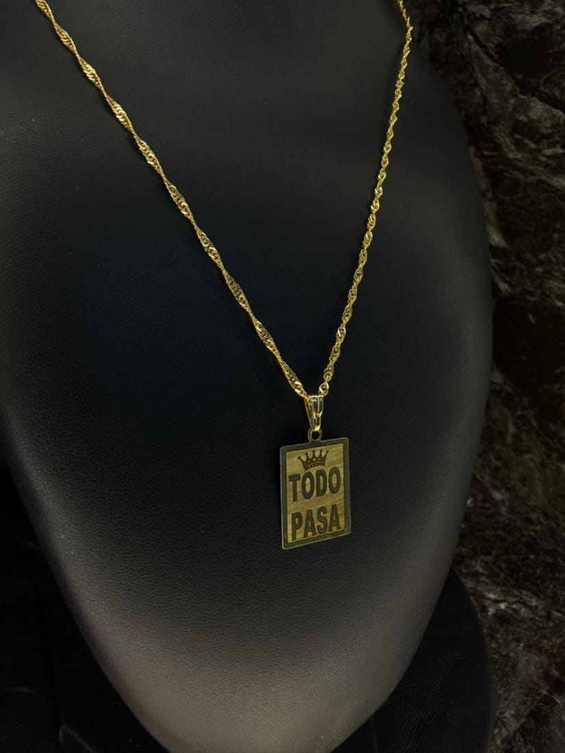 Dije placa con la frase Todo pasa