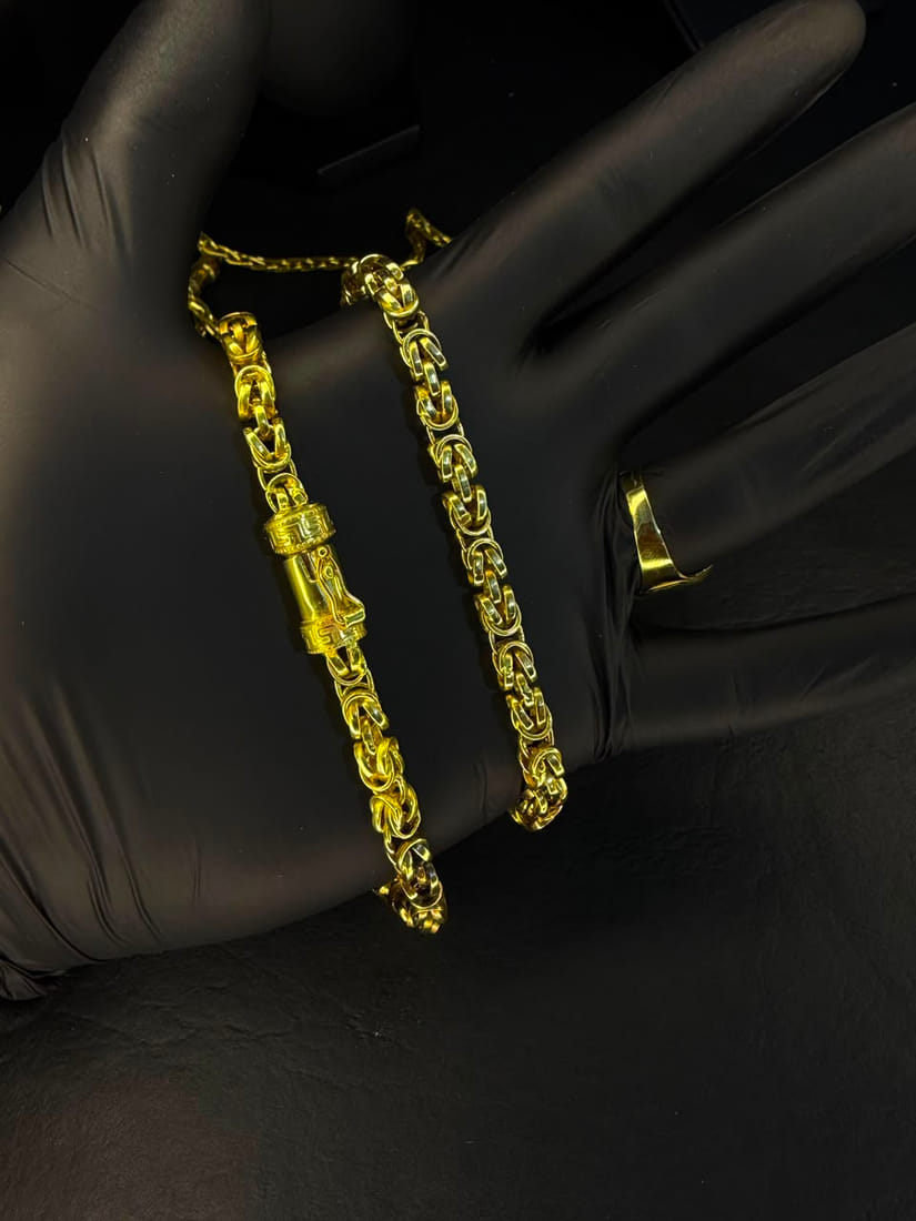 Dos pulseras en la muñeca